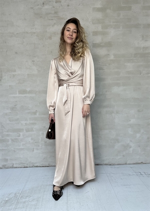 Bretti heavy sateen kjole Champagne Neo Noir 